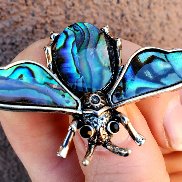 New Abalone Shell Bee Pin Brooch. - Picture 8 of 15